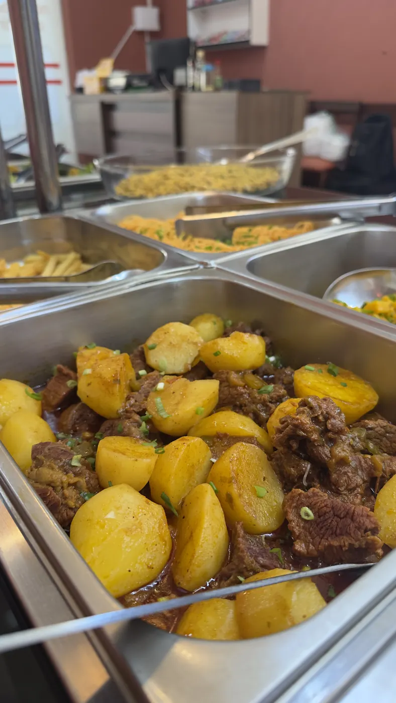 Opções quentes do buffet no almoço em Itaperapuã