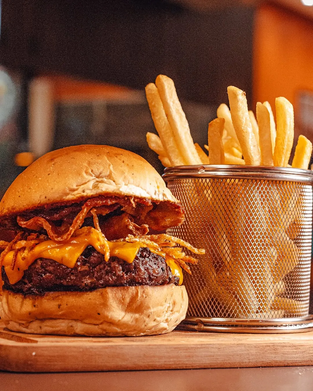 Hambúrguer artesanal com bacon e batata frita na Bella Vista Porto Seguro
