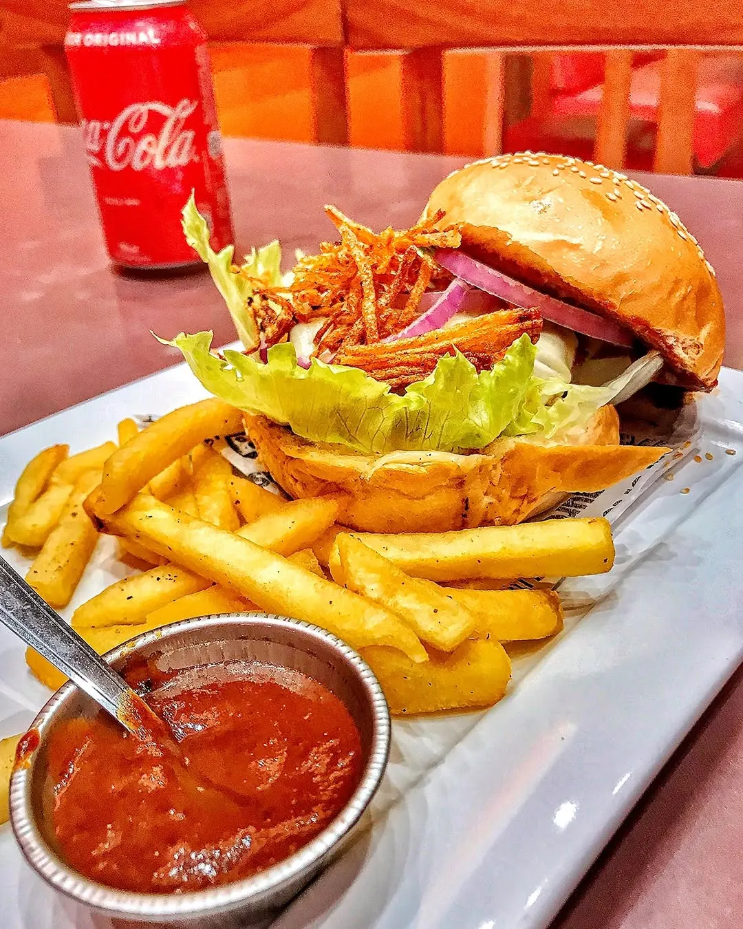 Hambúrguer com batata frita servido na Bella Vista